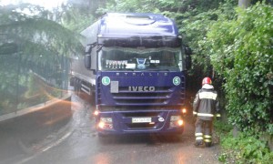 2015_05_20_camion_incastrato_como (1)