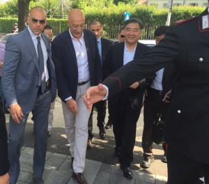 Il vicepremier cinese Wang Yang di fianco al coordinatore di Como Turistica Daniele Brunati