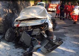 L'auto dell'equipaggio Campana-Munz distrutta dall'impatto e dalle fiamme