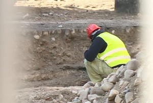 Un operaio al lavoro in piazza Grimoldi