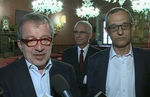 A sinistra Roberto Maroni, a destra Mario Lucini