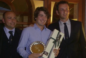 Al centro, il vincitore del primo premio lordo Edoardo Marelli. A sinistra il pro Francesco Milan, a destra il fondatore della Green Golf Academy Alessandro Frigerio