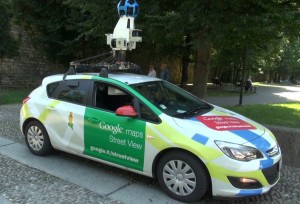 La Google Car in uscita dal centro storico di Como, in viale Varese