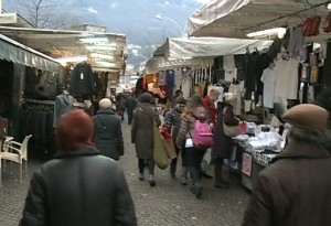 Un'immagine d'archivio del mercato di viale Battisti