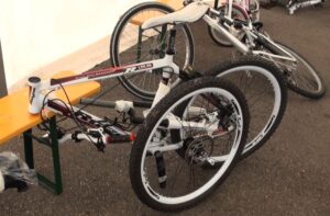 La mountain bike bianca del ragazzino: smontata, ma completamente intatta