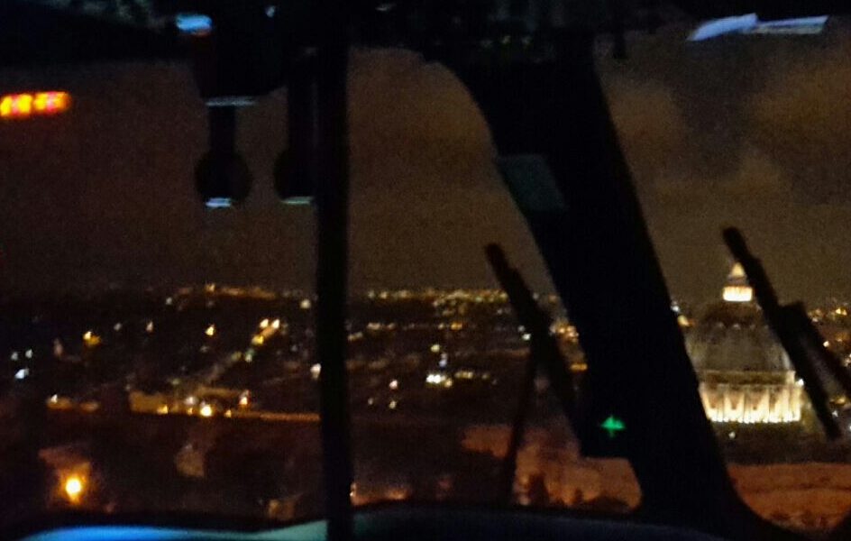 Decollo a Villa Guardia, atterraggio sulla pista del Papa: il volo speciale del 118