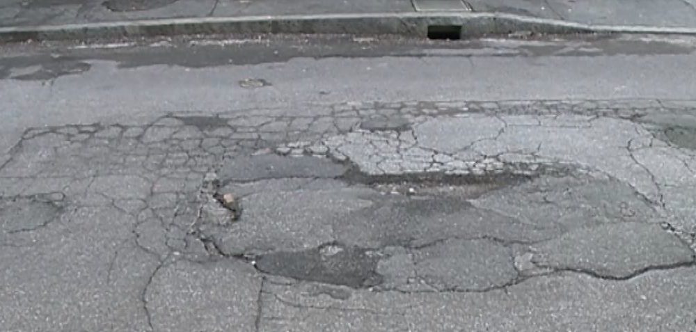 Emergenza buche a Como, strade ridotte a un colabrodo. Rischi per automobilisti e pedoni