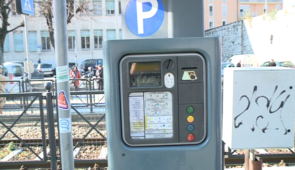 Como, mezzo milione per cambiare i parcometri. E arriva un pontile per le barche a Sant’Agostino