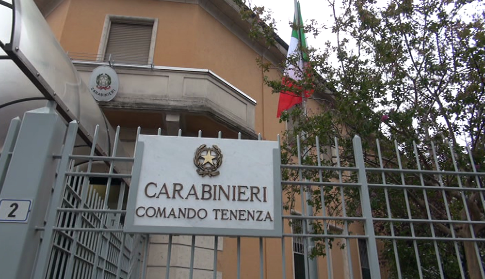 Carugo, fugge all’alt dei carabinieri, inseguito e arrestato. Nascondeva droga