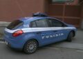 Un'auto della polizia che rientra in questura