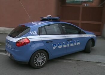 Un'auto della polizia che rientra in questura