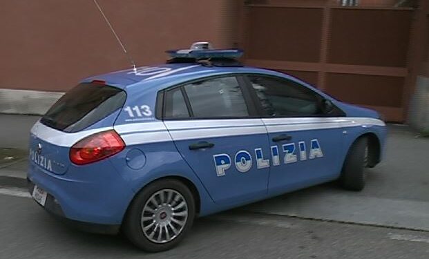 Un'auto della polizia che rientra in questura