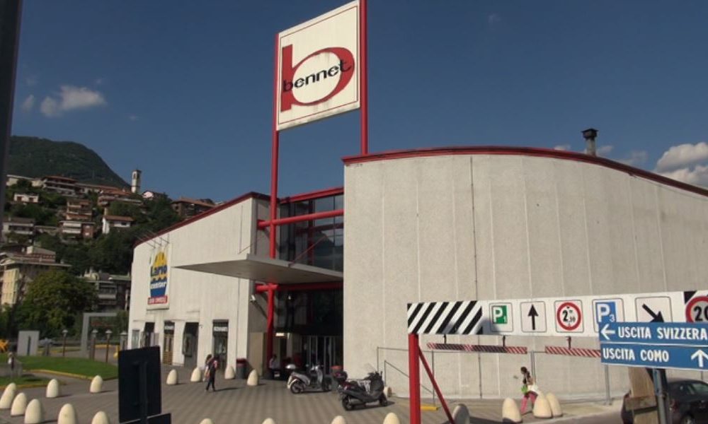 Due turiste ucraine di 22 e 16 anni rubano cosmetici al Bennet: un arresto e una denuncia