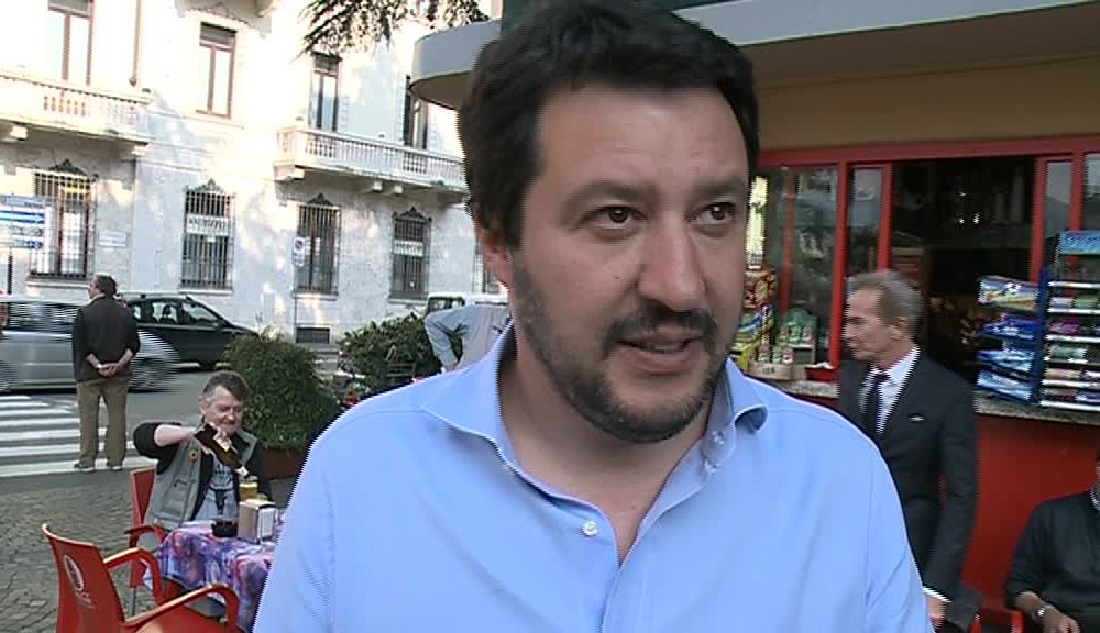 Mariano Comense, il prete durante la messa: “O si sta con Salvini o si è cristiani”. Insorge la Lega