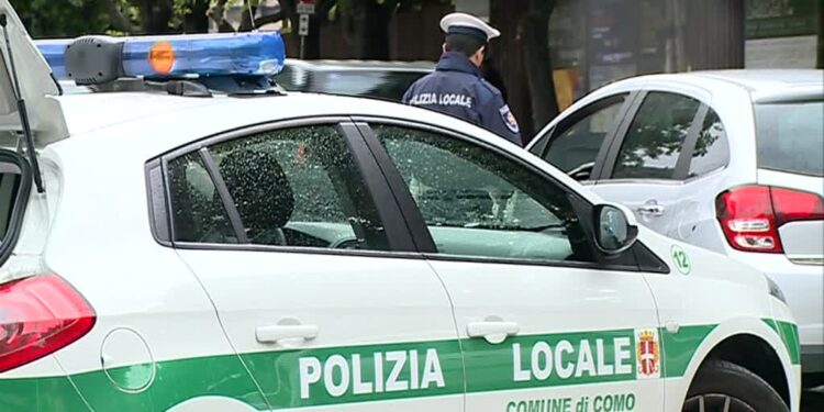 Una pattuglia della polizia locale di Como