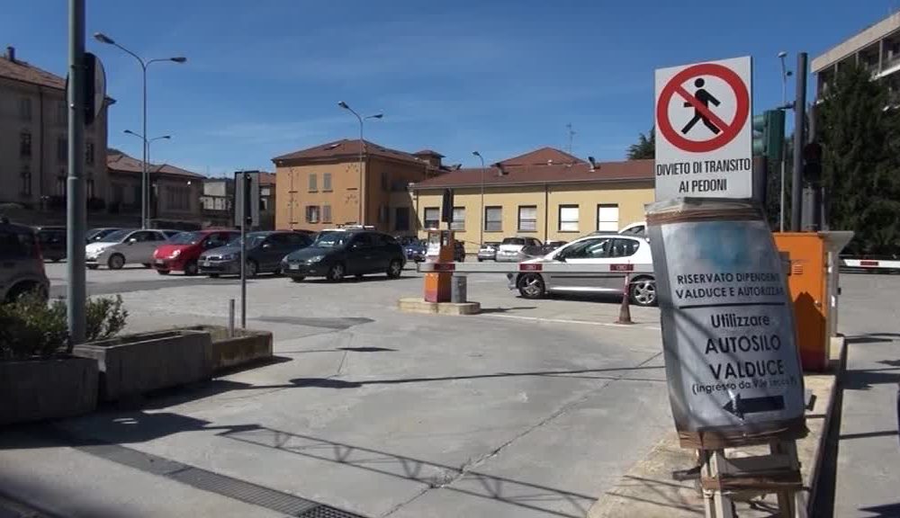Sosta in città: sabato 80 posti auto in meno a Como. Si preannuncia un’altra giornata di passione