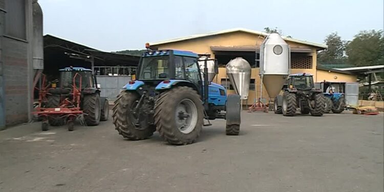 un trattore davanti alla fattoria