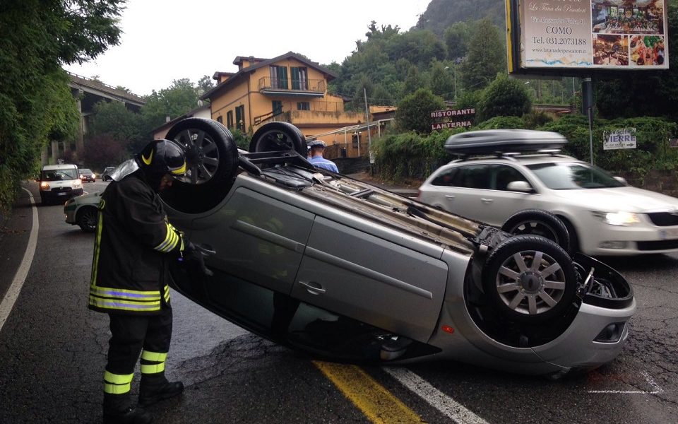 Ponte Chiasso, auto ribaltata in via Bellinzona