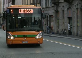 Bus in via Milano a Como