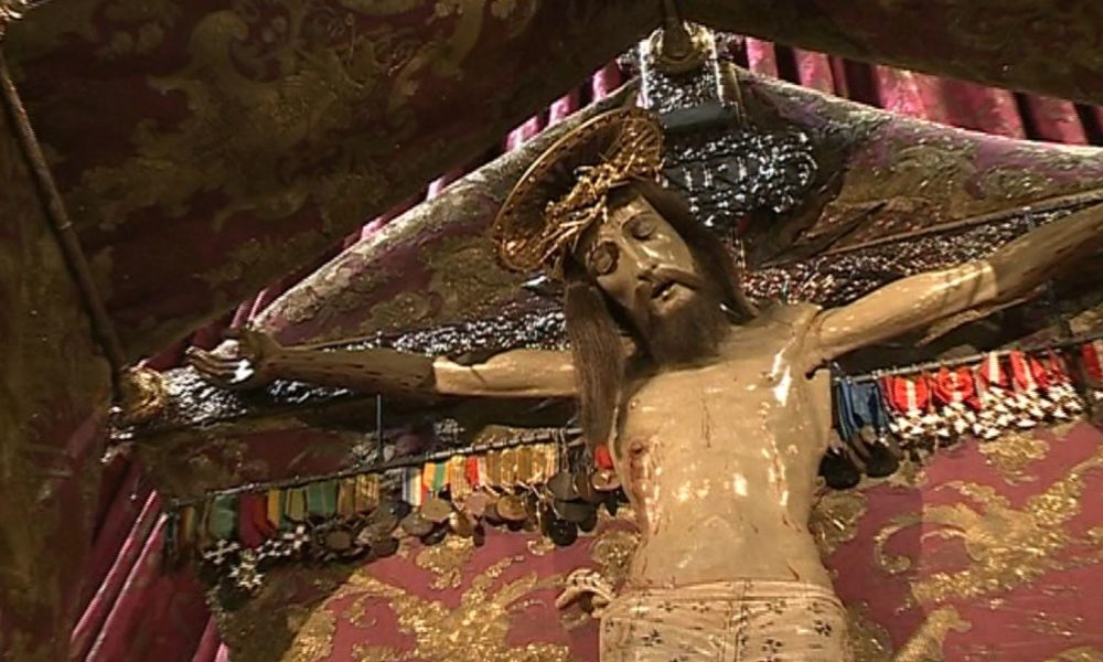 Settimana Santa, l’esposizione del Crocifisso. Le celebrazioni della Pasqua in diretta su Etv