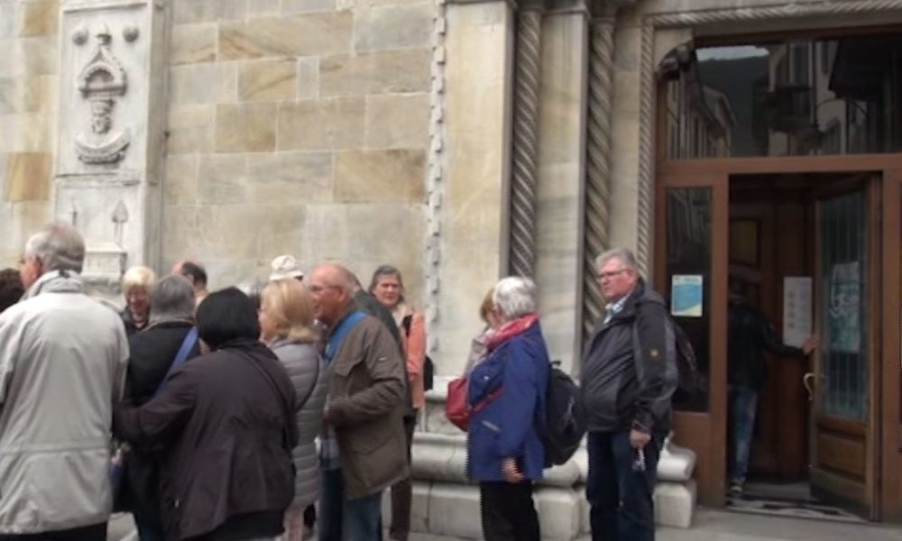 Tutto esaurito per Capodanno a Como: alberghi pieni e folla di turisti in riva al Lario