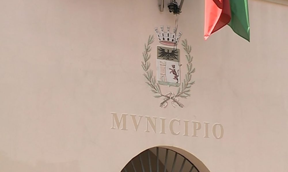 Cantù, dopo Maspero lascia anche l’assessore Brianza. Giunta nel caos. Opposizioni all’attacco