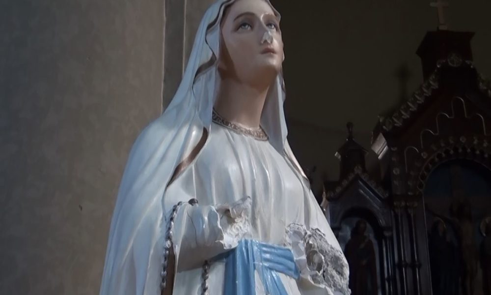 Grandate: sfregiata la statua della Madonna. “Il diavolo è entrato in chiesa”