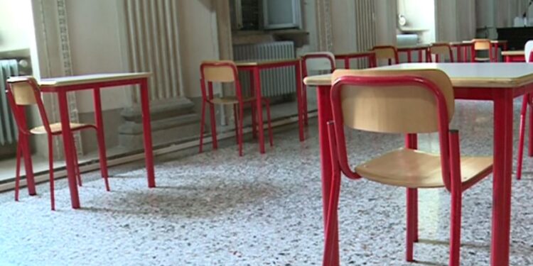 Banchi di scuola vuoti