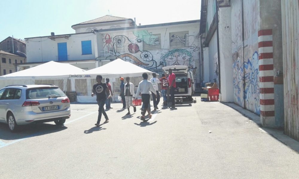 Migranti, decisione improvvisa: mensa diurna trasferita nell’ex Stecav