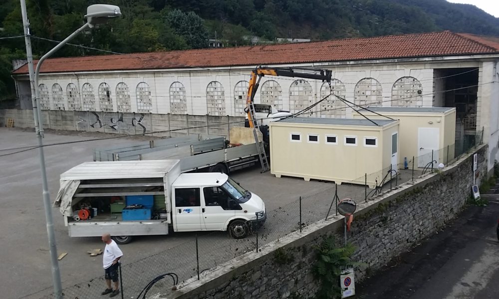 Migranti, primi prefabbricati nella ex Rizzo, altri domani: malumori dei residenti