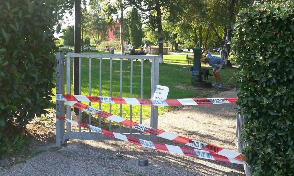 Un lettore: “Il cancello del parco di Sagnino va ripristinato, è pericoloso”
