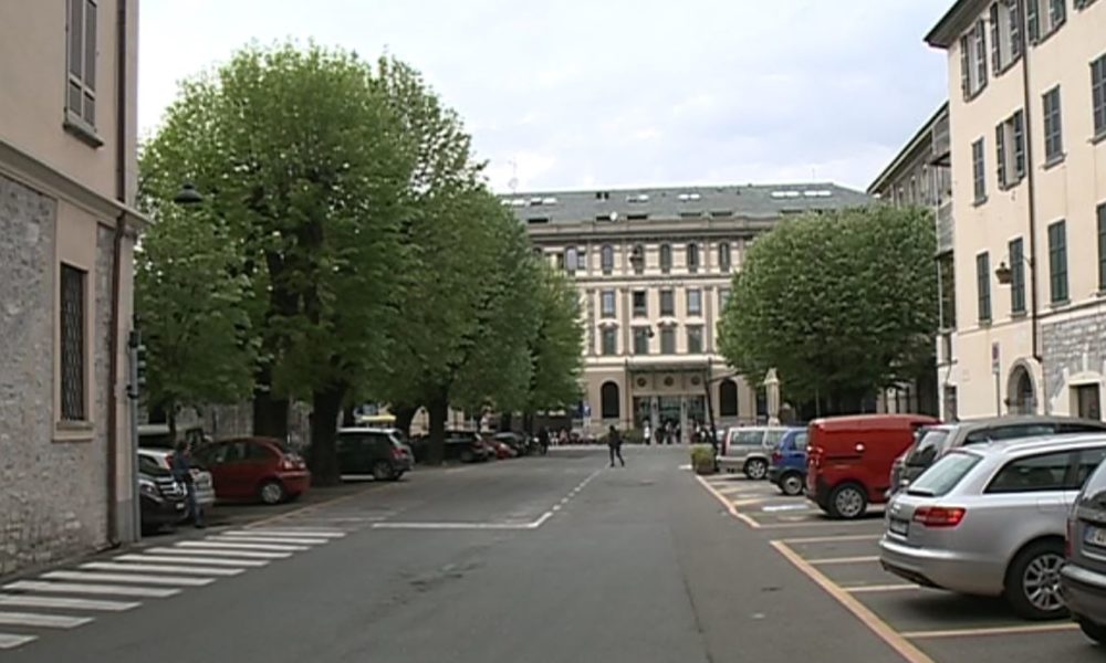 Como, minorenne rapinato in centro da una baby gang. Quattro giovani denunciati