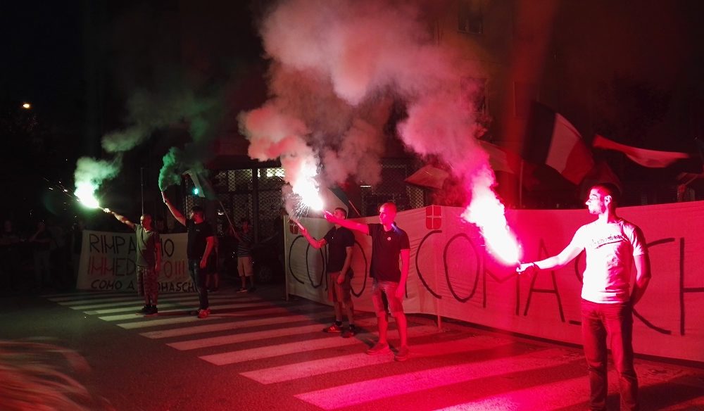 “Como ai comaschi”: striscioni e fumogeni anti-migranti ma senza caos