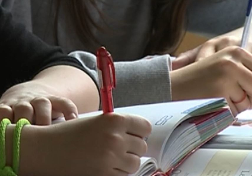 Capiago, il Comune non paga i libri di testo, cartolai in rivolta. Il nuovo sindaco: “Sono già intervenuto”