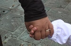 Mamma e figlia mano nella mano