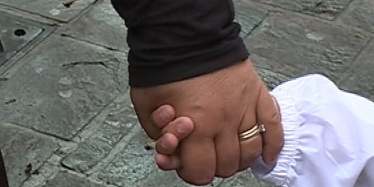 Mamma e figlia mano nella mano