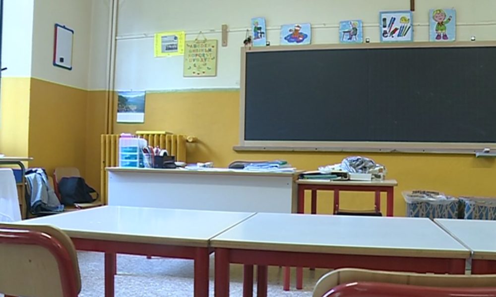 Scuole chiuse a Como e Erba, aperte a Cantù. Comunicazioni confuse e caos tra i genitori degli studenti