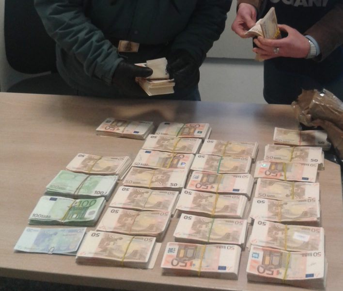 Brogeda, la Finanza ferma ex politico malese: nei bagagli 180mila euro non dichiarati