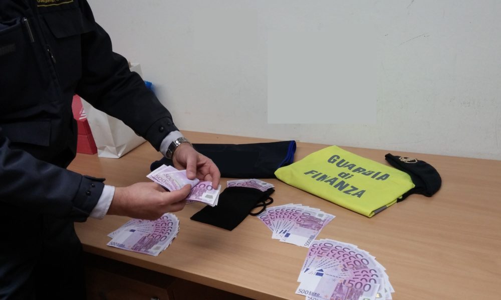 Brogeda: ottantenne nasconde 61mila euro nelle scarpe, scoperto dalla Finanza