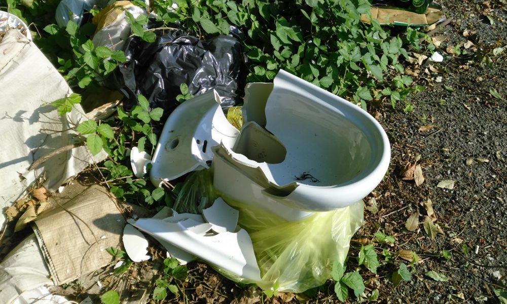 Via Somigliana, rifiuti abbandonati di fianco alla piattaforma ecologica