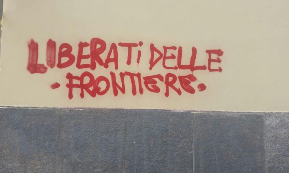 Raid nella notte in centro Como, vandali scatenati: “A fuoco i Cie, solidarietà ai migranti”