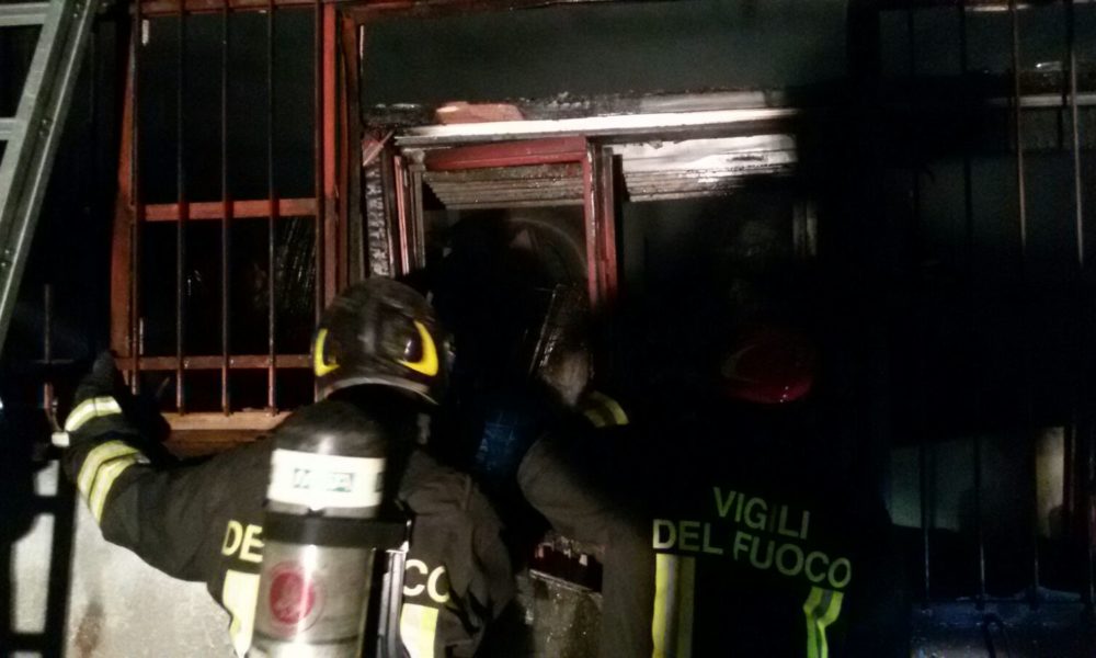 Capannone in fiamme a Figino Serenza, quattro ore di lavoro per i vigili del fuoco