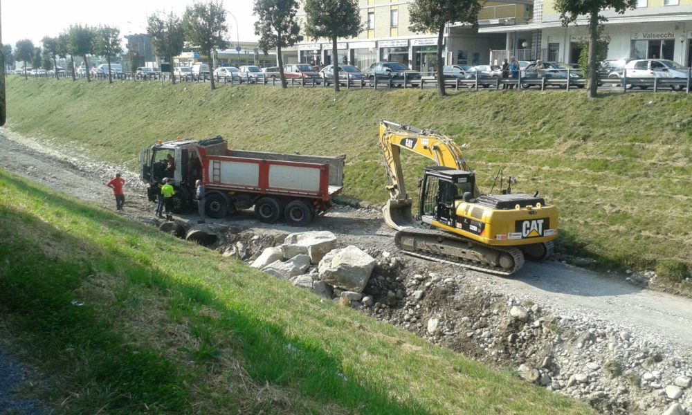 Erba, camion si rovescia nel Lambro durante i lavori