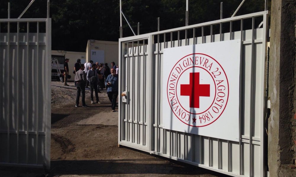 FOTOGALLERY – Migranti, aperto il centro di accoglienza di via Regina. Da lunedì il trasferimento