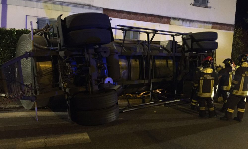 VIDEO – Cisterna ribaltata a Cermenate con un carico da 100 quintali di latte