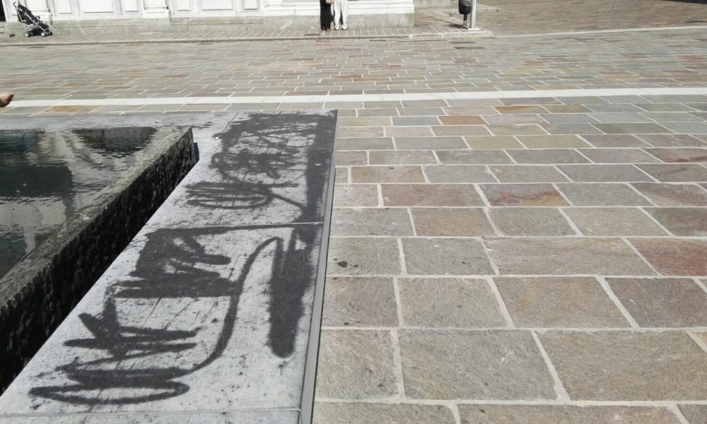 VIDEO – Blitz dei vandali: sfregiata la nuova fontana di piazza Grimoldi