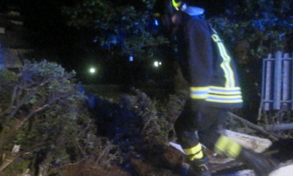 VIDEO Drammatico incidente a Limido: auto sfonda recinzione e si ribalta. Papà e figli in ospedale