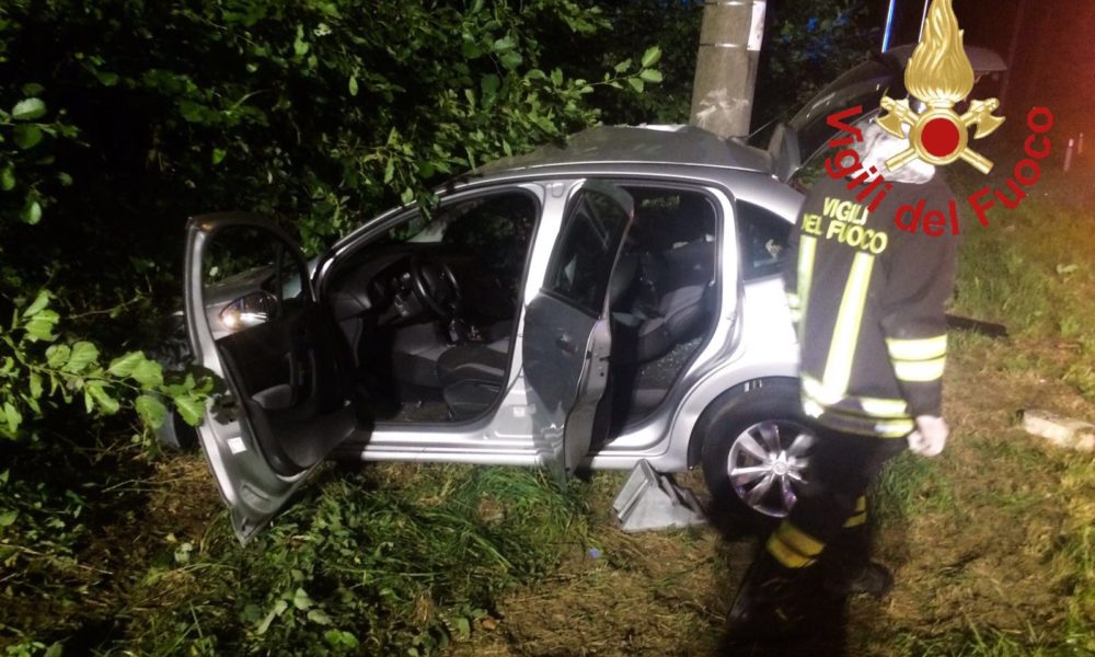 Colverde, esce di strada con l’auto: grave 26enne