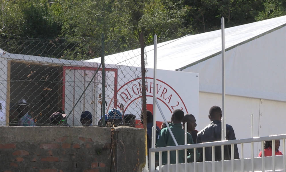 Migranti: il centro di via Regina aperto per (almeno) altri sei mesi. Intanto è polemica Caritas-Lega