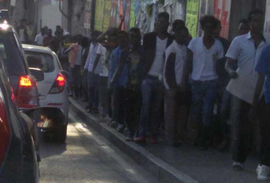 Cento migranti in Napoleona scortati dalla Finanza, traffico bloccato